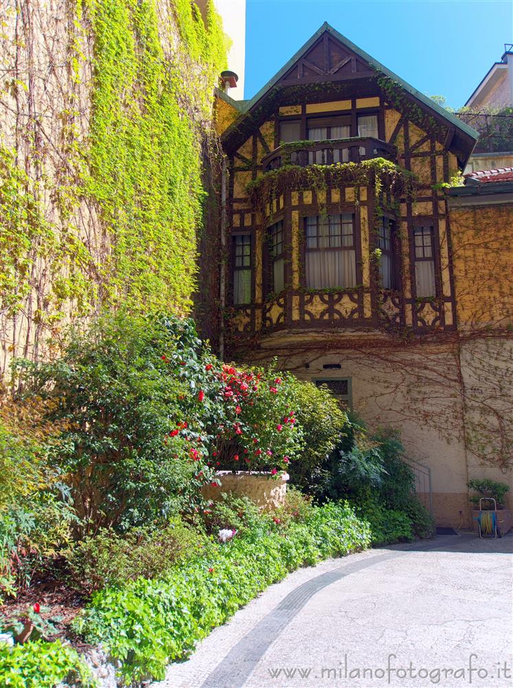 Milano - Bovindo nel cortile di Residenza Vignale